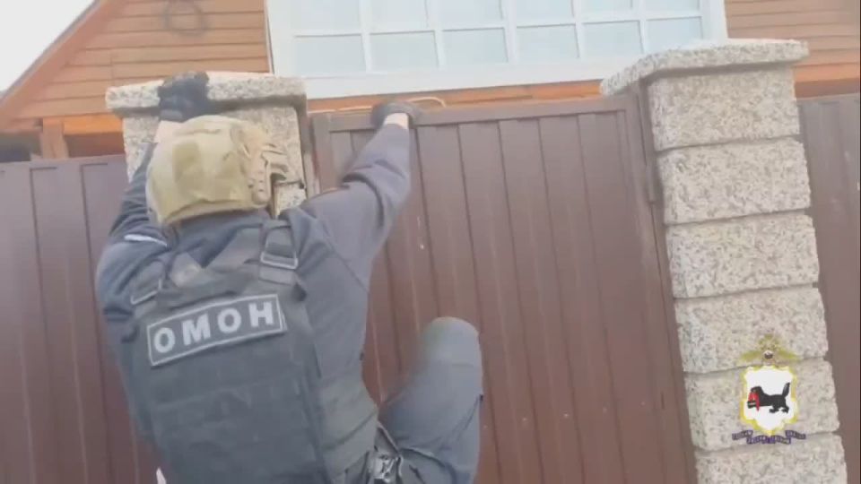 Сотрудники ОМОН «Удар» Управления Росгвардии по Иркутской области оказали силовую поддержку коллегам из МВД и ФСБ России при задержании участников организованной группы, подозреваемых в незаконной рубке лесных насаждений