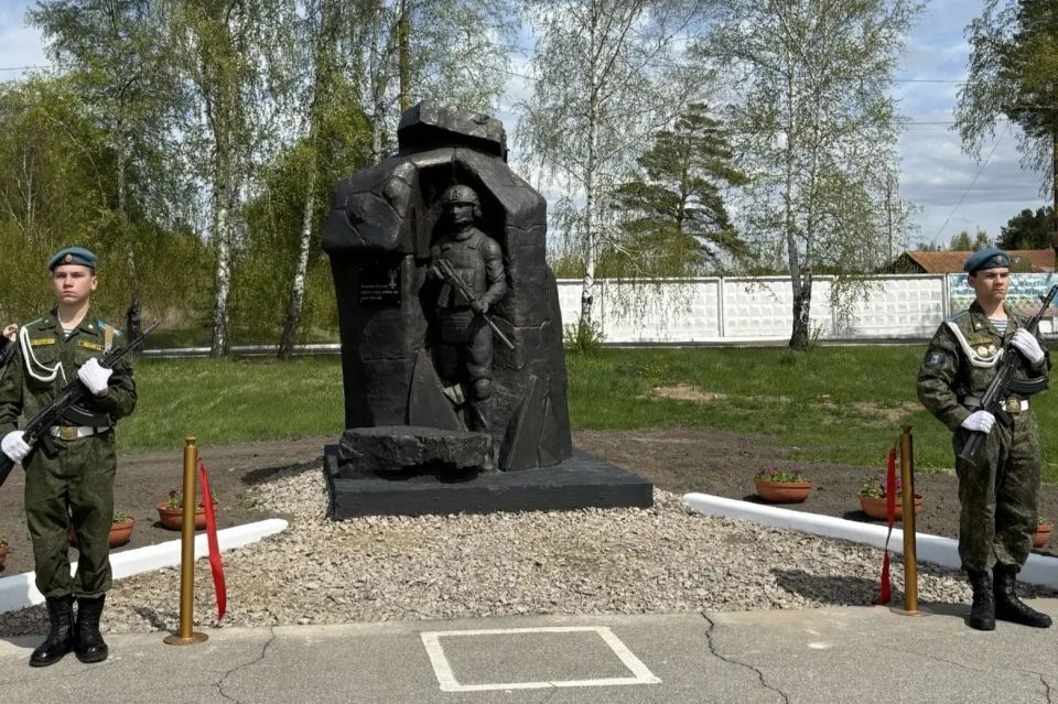 Монумент в память о погибших выпускниках и педагогах открыли в Усольском кадетском корпусе