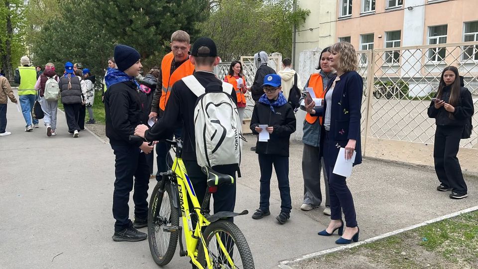 В Ангарске госавтоинспекторы и активные родители напомнили школьникам о безопасности на дорогах В Ангарске госавтоинспекторы и активные родители напомнили школьникам о безопасности на дорогах