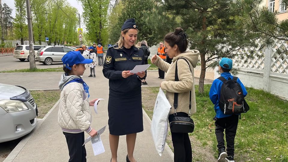 В Ангарске госавтоинспекторы и активные родители напомнили школьникам о безопасности на дорогах В Ангарске госавтоинспекторы и активные родители напомнили школьникам о безопасности на дорогах