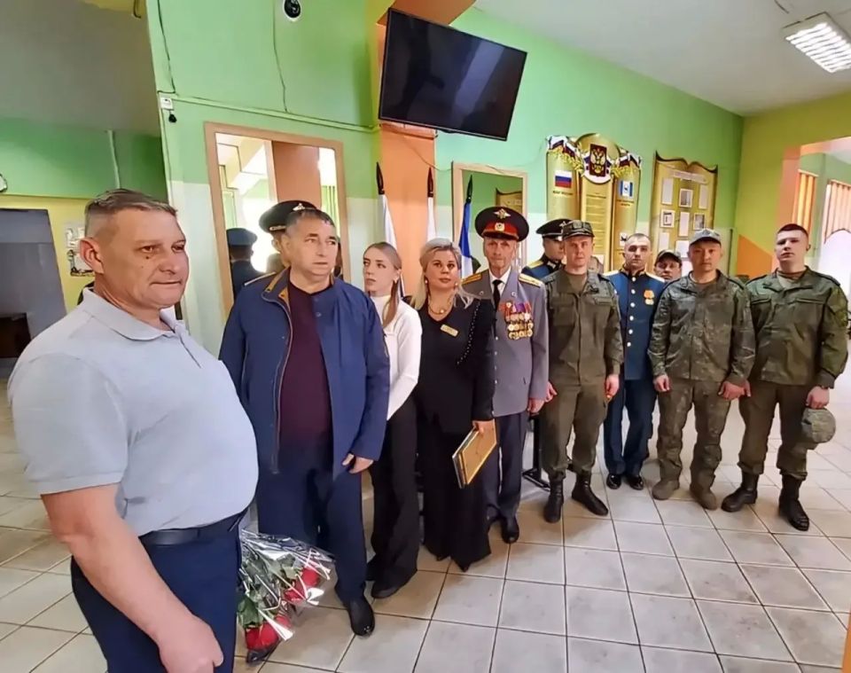 Ветераны транспортной полиции Прибайкалья приняли участие в открытии «Парты Героя» в иркутской школе в честь бойца СВО Александра Малышева Ветераны транспортной полиции Прибайкалья приняли участие в открытии «Парты Героя» в иркутской школе в честь бойца СВО Александра Малышева