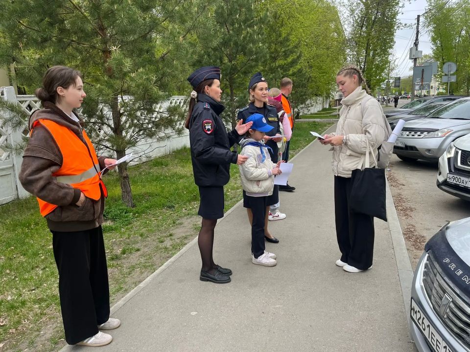 В Ангарске госавтоинспекторы и активные родители напомнили школьникам о безопасности на дорогах В Ангарске госавтоинспекторы и активные родители напомнили школьникам о безопасности на дорогах