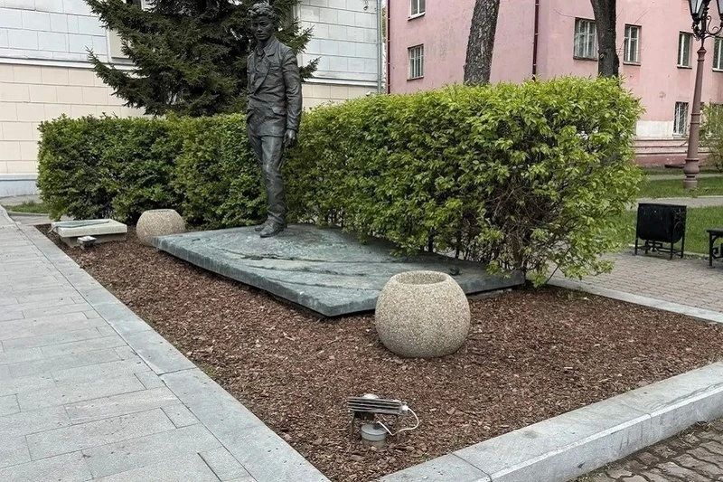 Территорию у памятника драматургу Александру Вампилову на улице Карла Маркса обновили ко Дню города