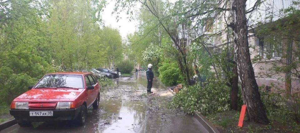 Городские службы устраняют последствия сильного дождя в Иркутске Городские службы устраняют последствия сильного дождя в Иркутске
