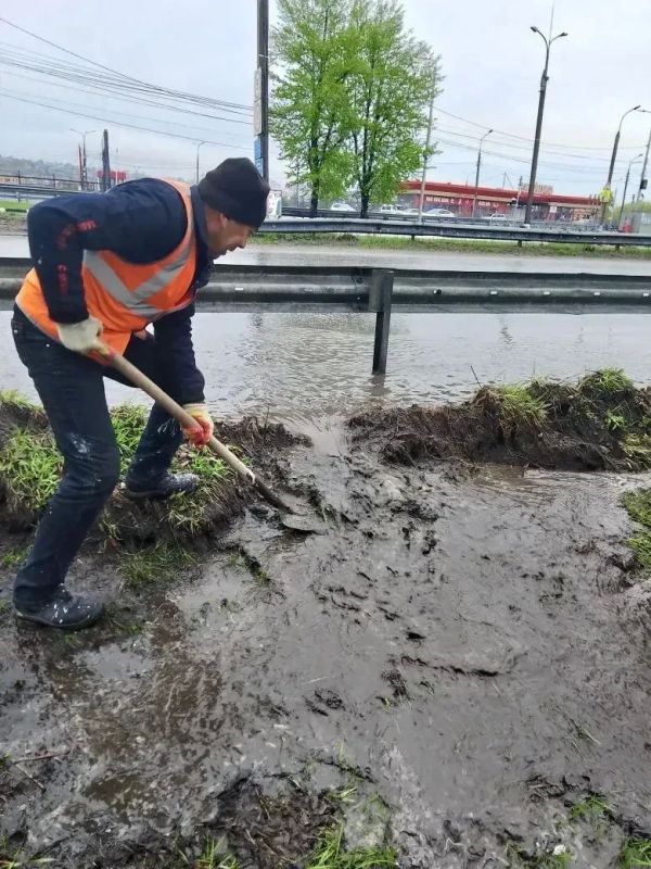 Городские службы устраняют последствия сильного дождя в Иркутске