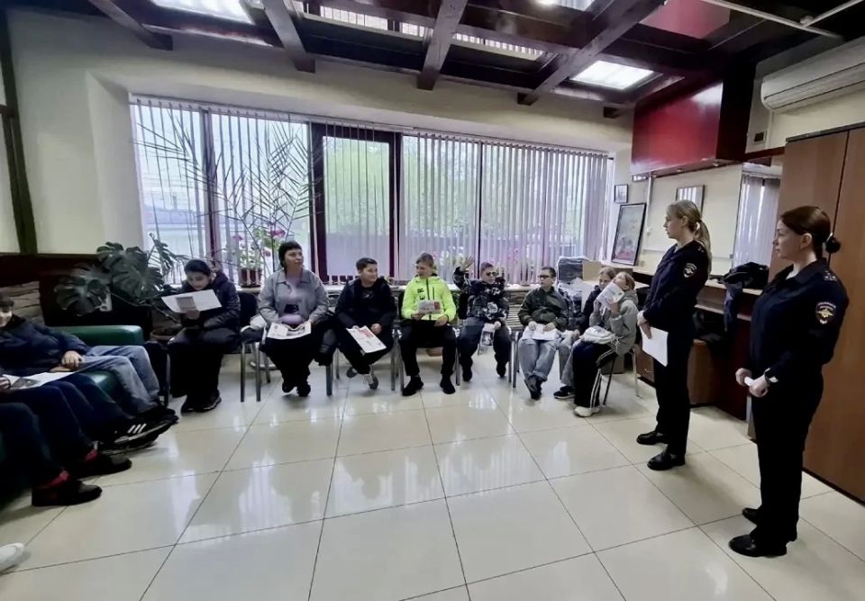 В Иркутске транспортные полицейские провели профилактическое мероприятие в рамках акции «Уступи дорогу поездам!» В Иркутске транспортные полицейские провели профилактическое мероприятие в рамках акции «Уступи дорогу поездам!»
