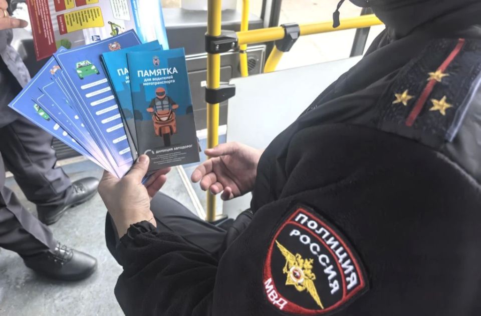 Агитационный автобус Госавтоинспекции сделал остановку у Восточно-Сибирского ЛУ МВД России на транспорте