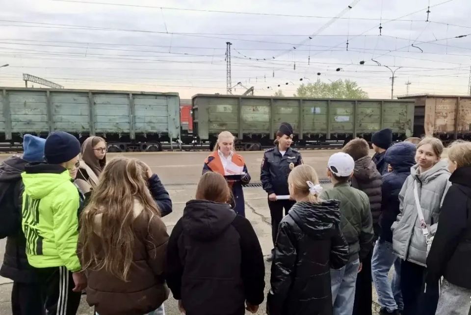 В Иркутске транспортные полицейские провели профилактическое мероприятие в рамках акции «Уступи дорогу поездам!»