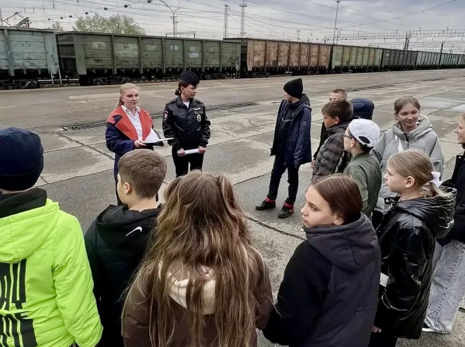 В Иркутске транспортные полицейские провели профилактическое мероприятие в рамках акции «Уступи дорогу поездам!» В Иркутске транспортные полицейские провели профилактическое мероприятие в рамках акции «Уступи дорогу поездам!»