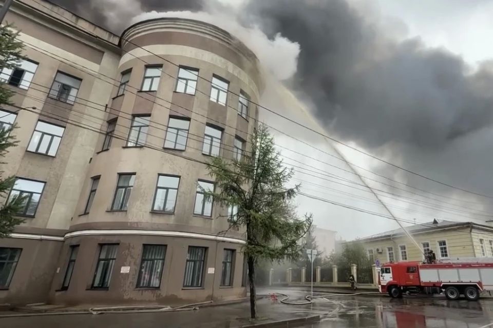 Пожарные полностью справились с огнем в здании Научно-исследовательского института благородных и редких металлов и алмазов в Иркутске