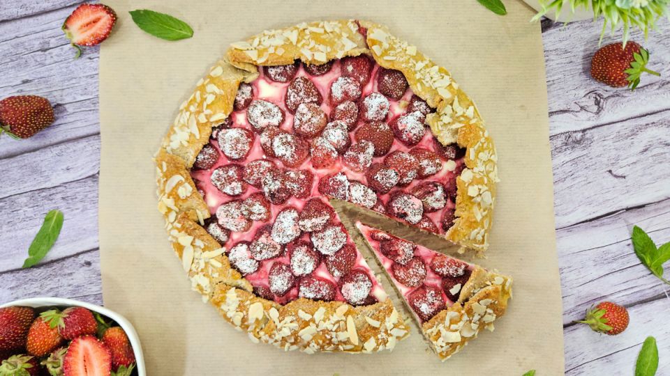 Овсяная галета с творогом и клубникой как простой вариант здорового десерта