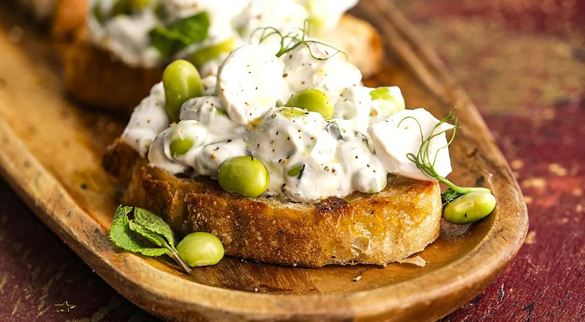 Эдамаме и козий сыр: трибьют свежести на toasted bread