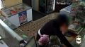 Мужик с «оружием» из рукава толстовки ограбил магазин в Братском районе