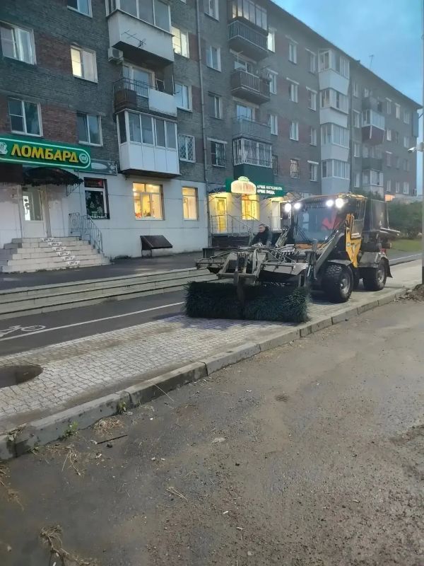 Последствия сильного дождя продолжают устранять в Иркутске Последствия сильного дождя продолжают устранять в Иркутске