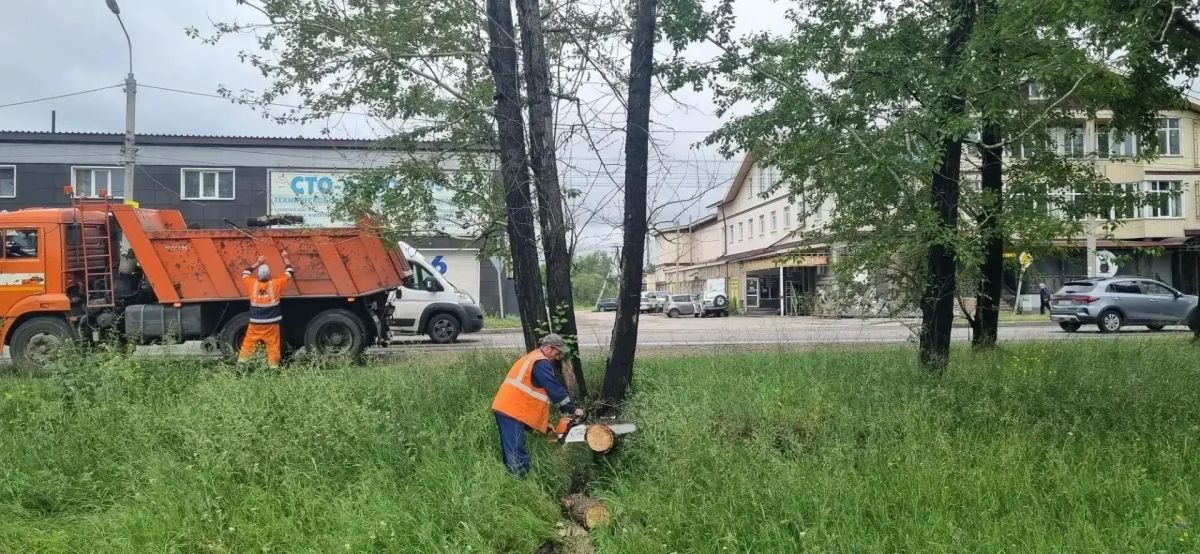 Последствия сильного дождя продолжают устранять в Иркутске Последствия сильного дождя продолжают устранять в Иркутске