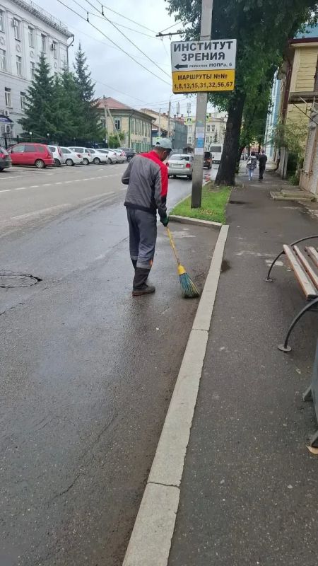 Последствия сильного дождя продолжают устранять в Иркутске Последствия сильного дождя продолжают устранять в Иркутске