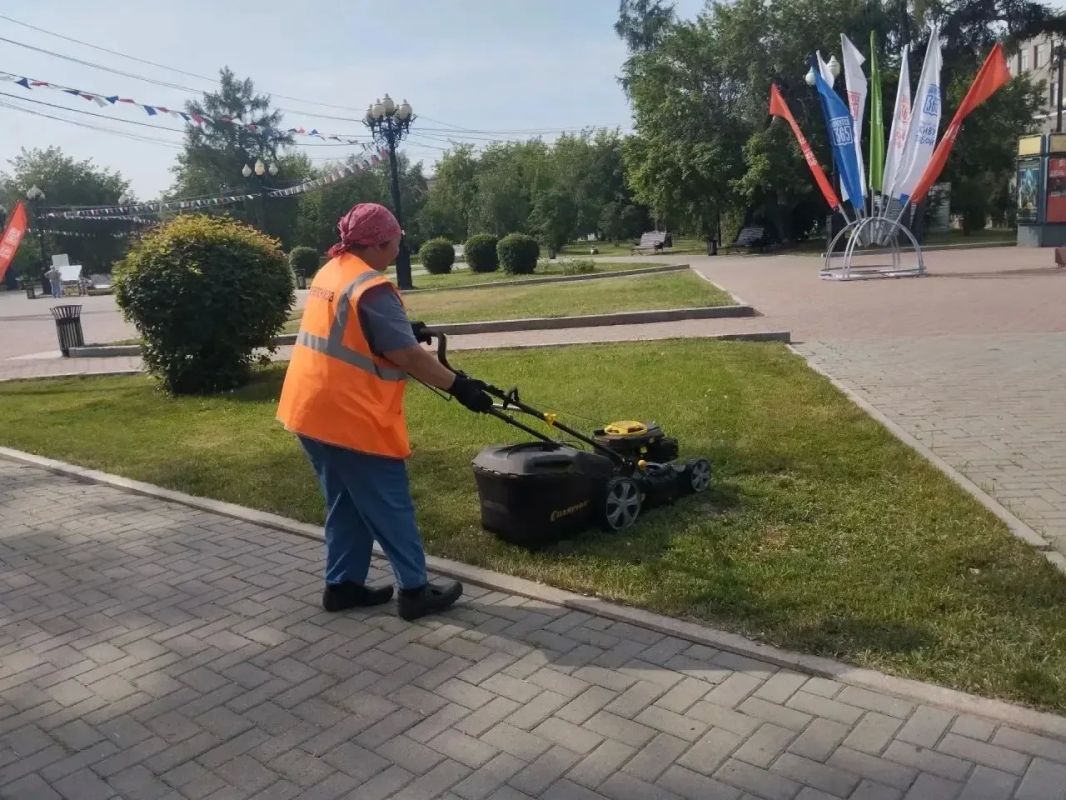 Уборка скверов и парков ведется в Иркутске Уборка скверов и парков ведется в Иркутске