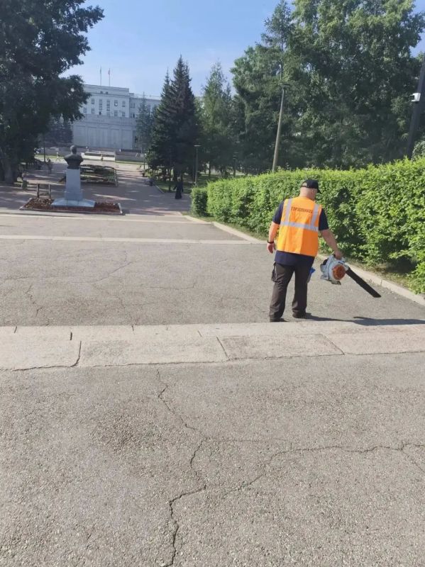 Уборка скверов и парков ведется в Иркутске Уборка скверов и парков ведется в Иркутске