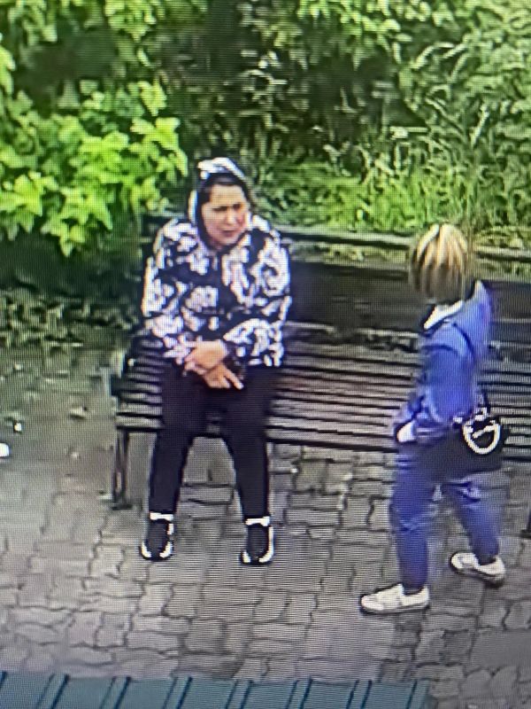 В Шелехове полицейские разыскивают «целительницу», во время обряда похитившую у пенсионерки больше 200 тысяч рублей В Шелехове полицейские разыскивают «целительницу», во время обряда похитившую у пенсионерки больше 200 тысяч рублей