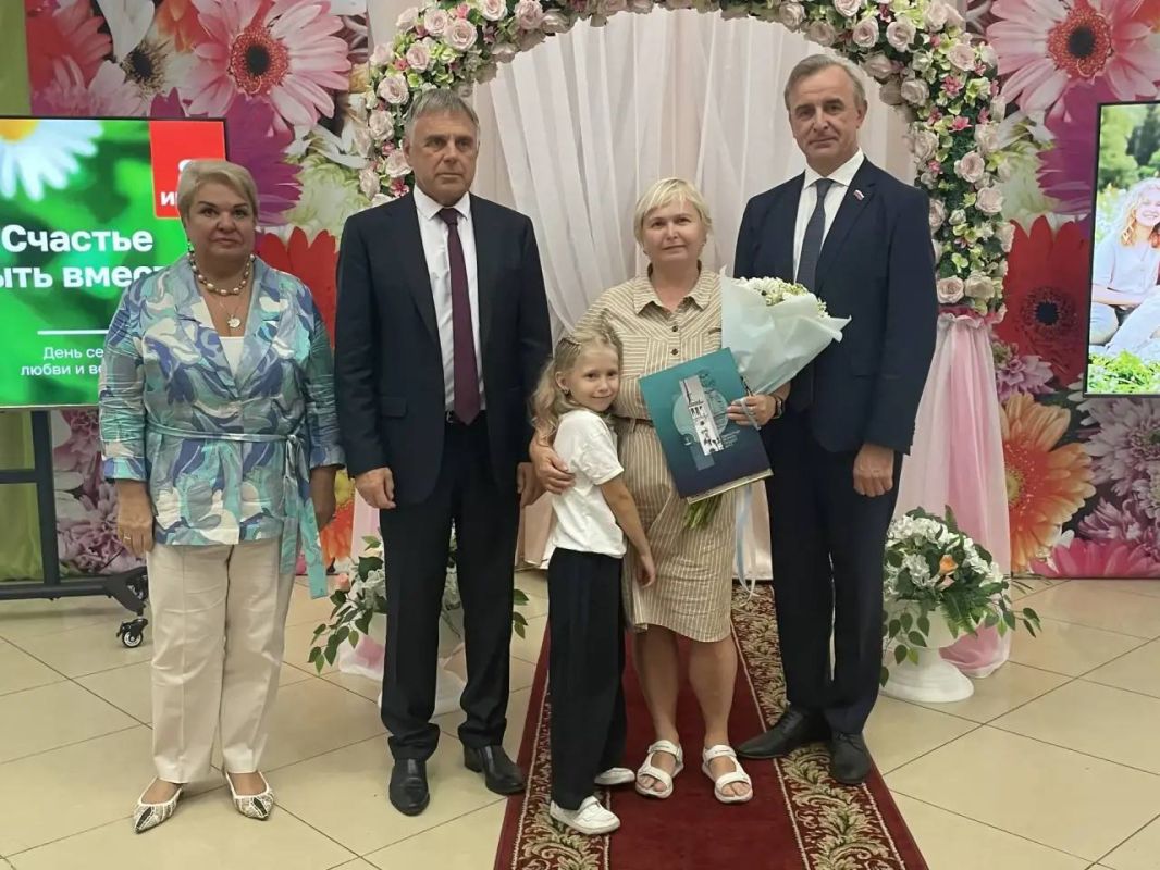 Сергей Петров: Накануне во Дворце культуры «Энергетик» прошло торжественное мероприятие, объединившее тех, кто своим примером показывает ценность семейных традиций и преданности родному городу Сергей Петров: Накануне во Дворце культуры «Энергетик» прошло торжественное мероприятие, объединившее тех, кто своим примером показывает ценность семейных традиций и преданности родному городу