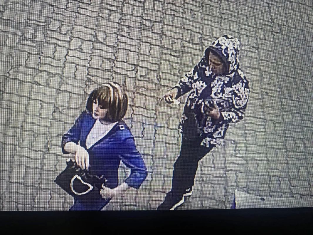 В Шелехове полицейские разыскивают «целительницу», во время обряда похитившую у пенсионерки больше 200 тысяч рублей В Шелехове полицейские разыскивают «целительницу», во время обряда похитившую у пенсионерки больше 200 тысяч рублей