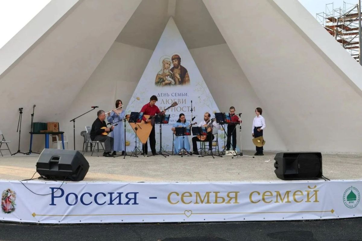 Праздничный парад семей прошел на острове Юность Праздничный парад семей прошел на острове Юность