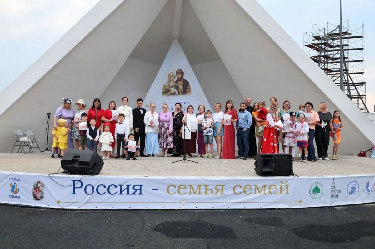 Праздничный парад семей прошел на острове Юность Праздничный парад семей прошел на острове Юность