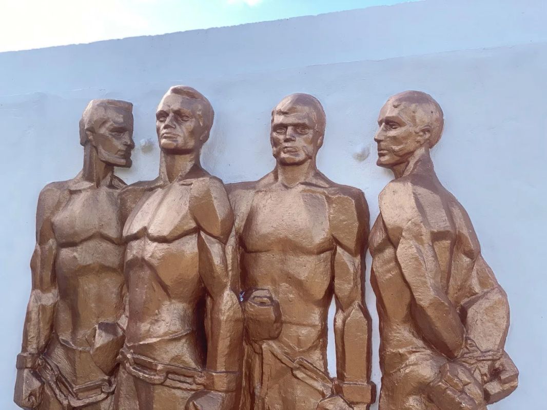 Открытие памятника в честь революционеров, которые отбывали ссылку в Восточной Сибири, безусловно, входит в #75СобытийИзЖизниГорода Открытие памятника в честь революционеров, которые отбывали ссылку в Восточной Сибири, безусловно, входит в #75СобытийИзЖизниГорода