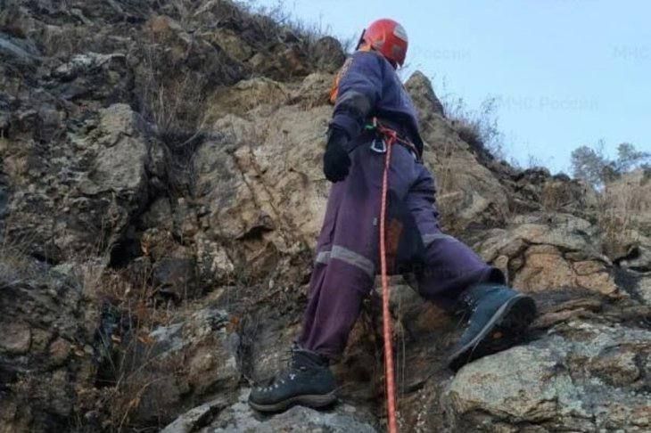 В Ольхонском районе спасатели сняли со скалы туристку, застрявшую в Сарминском ущелье