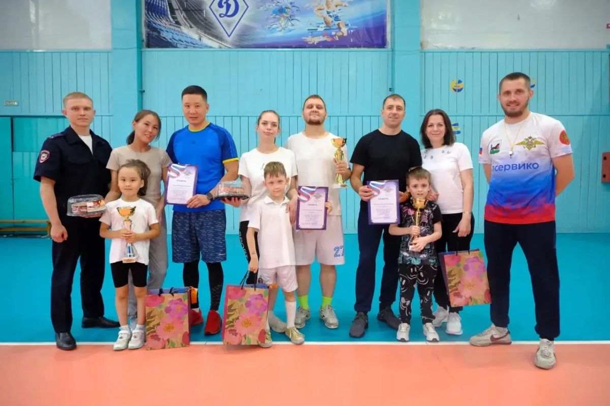 Иркутские полицейские провели спортивный праздник «Мама, папа, я – спортивная семья» Иркутские полицейские провели спортивный праздник «Мама, папа, я – спортивная семья»