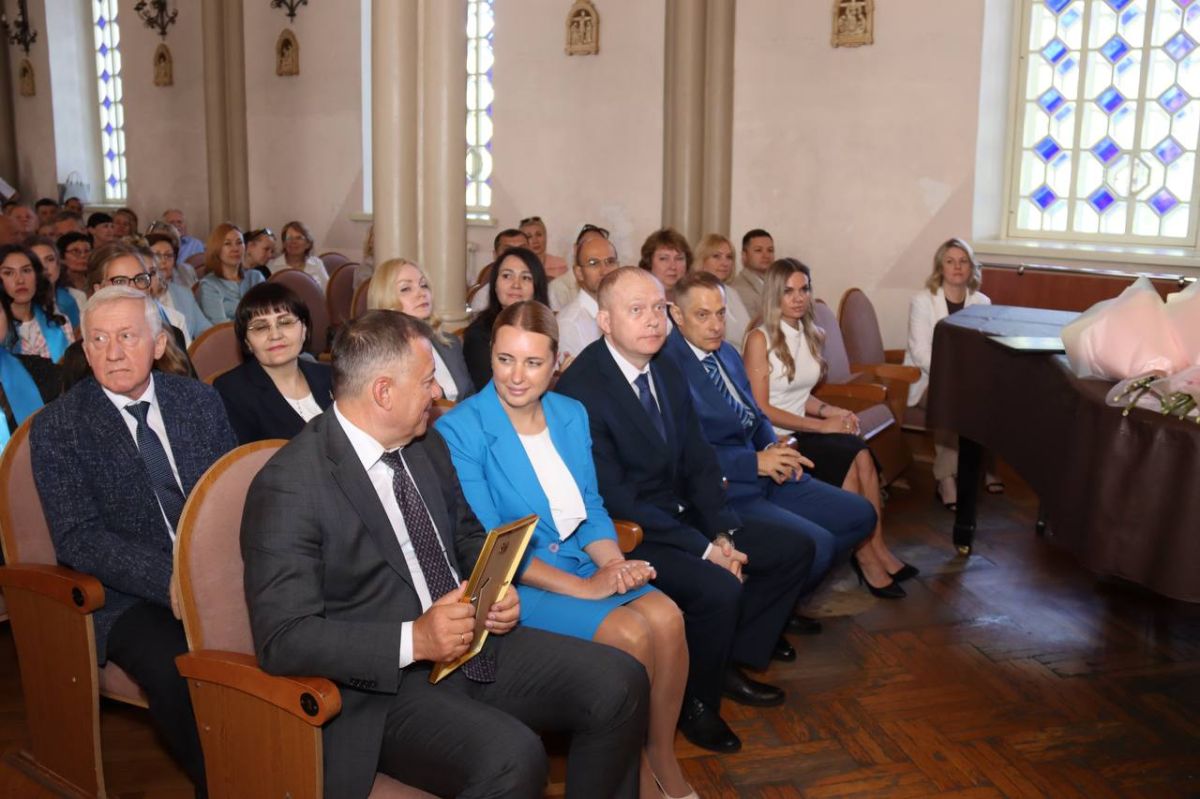 В Иркутске вручили дипломы будущим прокурорам В Иркутске вручили дипломы будущим прокурорам