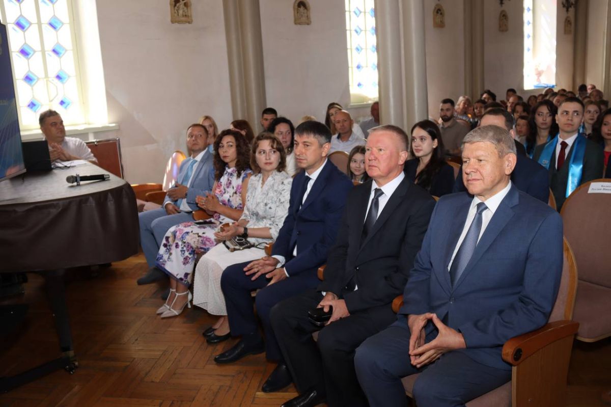 В Иркутске вручили дипломы будущим прокурорам В Иркутске вручили дипломы будущим прокурорам