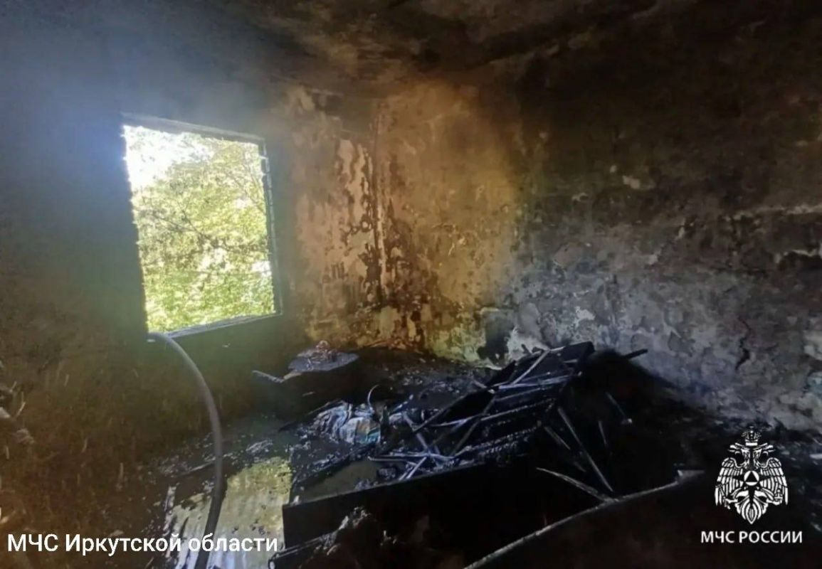 В Усолье-Сибирском пожарные спасли двух человек из горящей квартиры