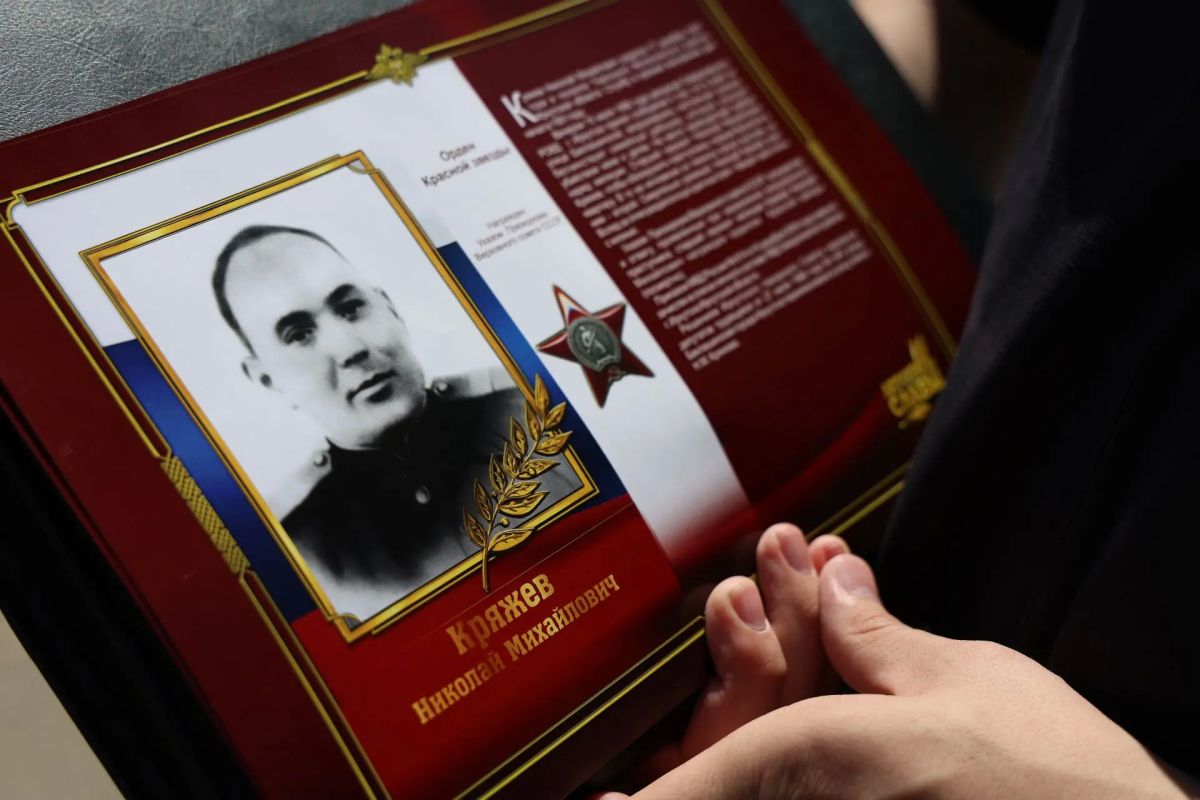 В Иркутске полицейские напомнили жителям о подвиге героя-милиционера Николая Кряжева В Иркутске полицейские напомнили жителям о подвиге героя-милиционера Николая Кряжева
