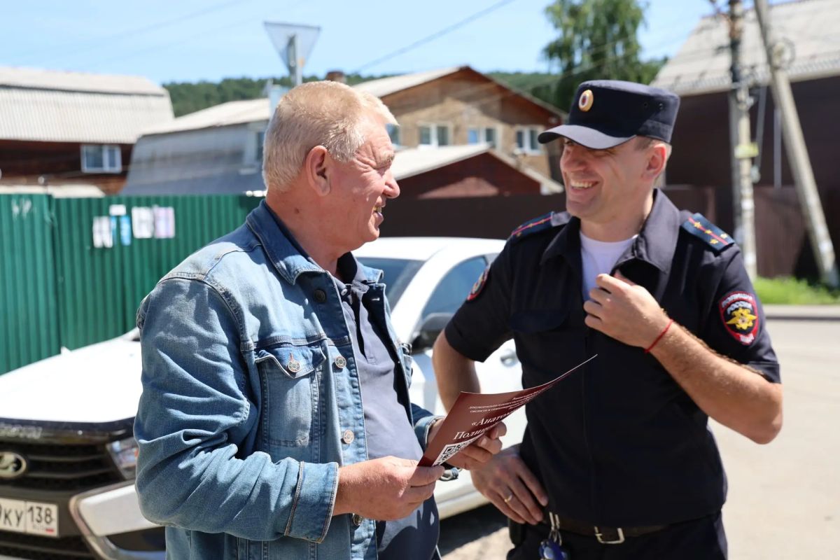 В Иркутске полицейские напомнили жителям о подвиге героя-милиционера Николая Кряжева В Иркутске полицейские напомнили жителям о подвиге героя-милиционера Николая Кряжева