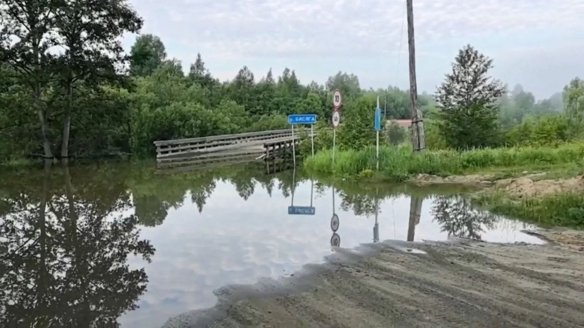 Движение транспорта по мостовому переходу через реку Бисягу на трассе Таксимо — Бодайбо закрыли сегодня из-за подтопления металлических конструкций