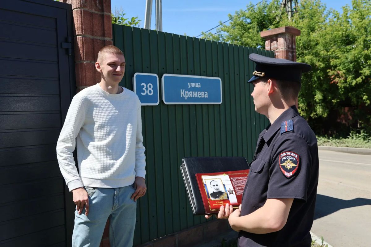 В Иркутске полицейские напомнили жителям о подвиге героя-милиционера Николая Кряжева В Иркутске полицейские напомнили жителям о подвиге героя-милиционера Николая Кряжева