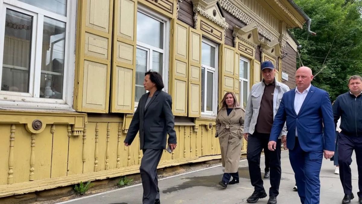 Состояние улиц в центре Иркутска проверил мэр города Руслан Болотов и сотрудники администрации