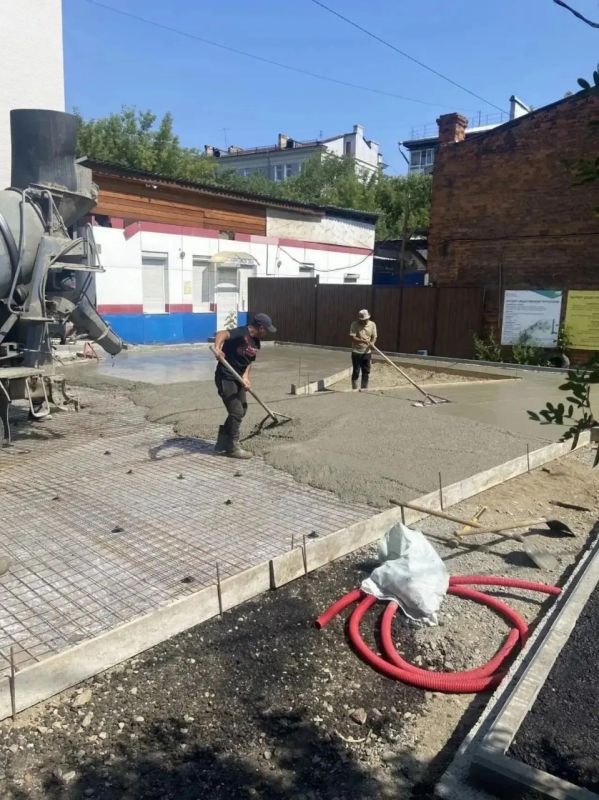 Мэр Руслан Болотов проверил ход благоустройства территории возле культурного центра Александра Вампилова Мэр Руслан Болотов проверил ход благоустройства территории возле культурного центра Александра Вампилова