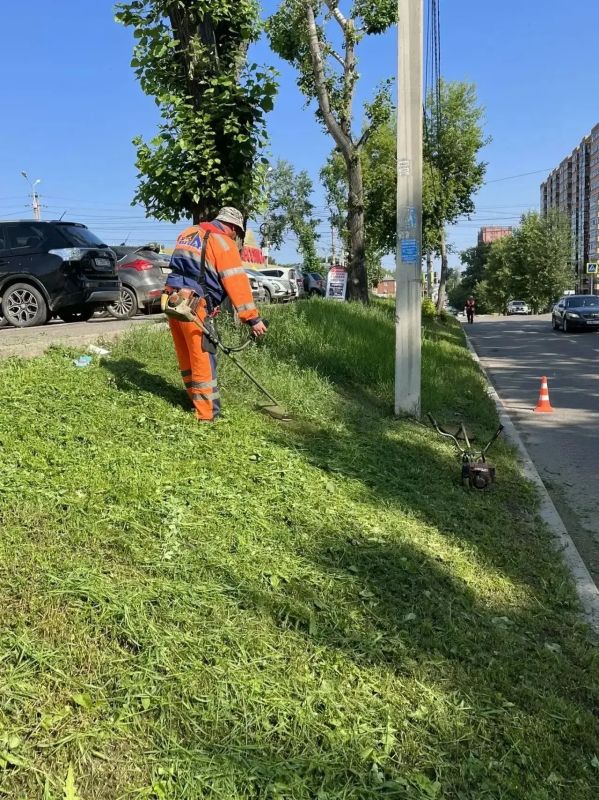 Уборку дорог и тротуаров ежедневно проводят в Иркутске Уборку дорог и тротуаров ежедневно проводят в Иркутске