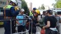 В Кемерове спасатели вызволили коршуна, застрявшего между балконами