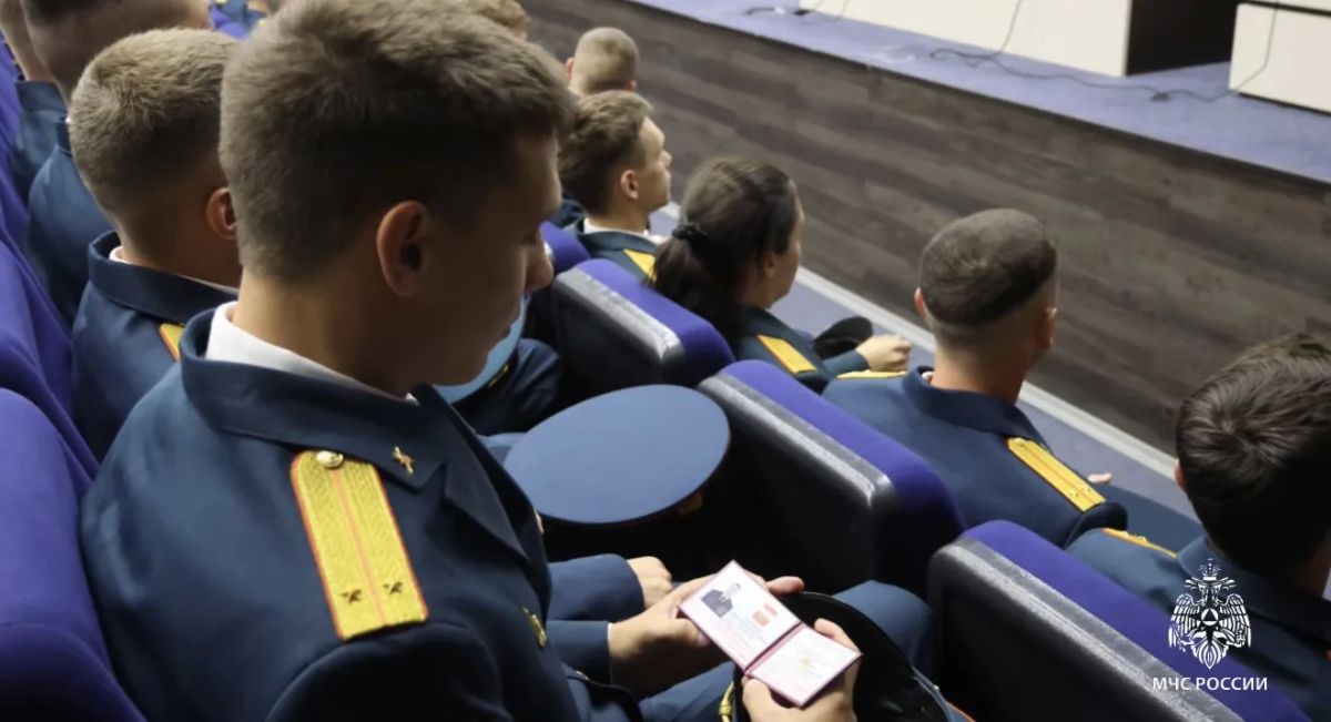Церемония вручения служебных удостоверений выпускникам высших учебных заведений МЧС России прошла сегодня в Иркутске Церемония вручения служебных удостоверений выпускникам высших учебных заведений МЧС России прошла сегодня в Иркутске
