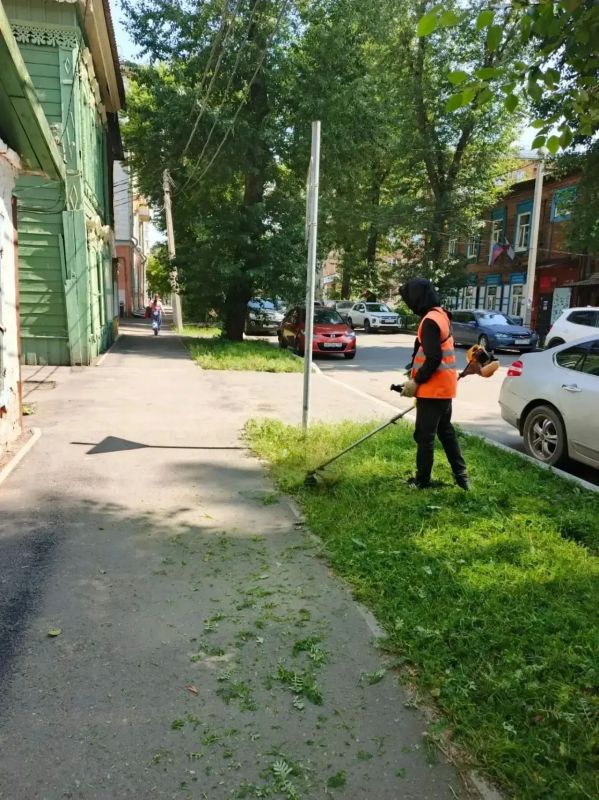 Уборку дорог и тротуаров ежедневно проводят в Иркутске Уборку дорог и тротуаров ежедневно проводят в Иркутске