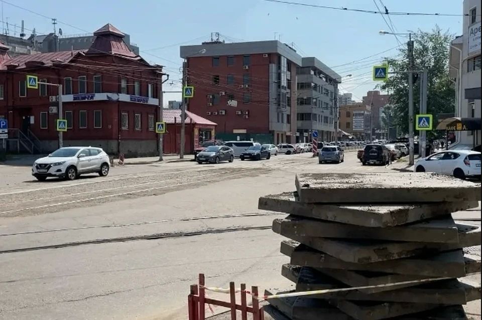 На перекрестке улиц Софьи Перовской и Партизанской в Иркутске кипит работа