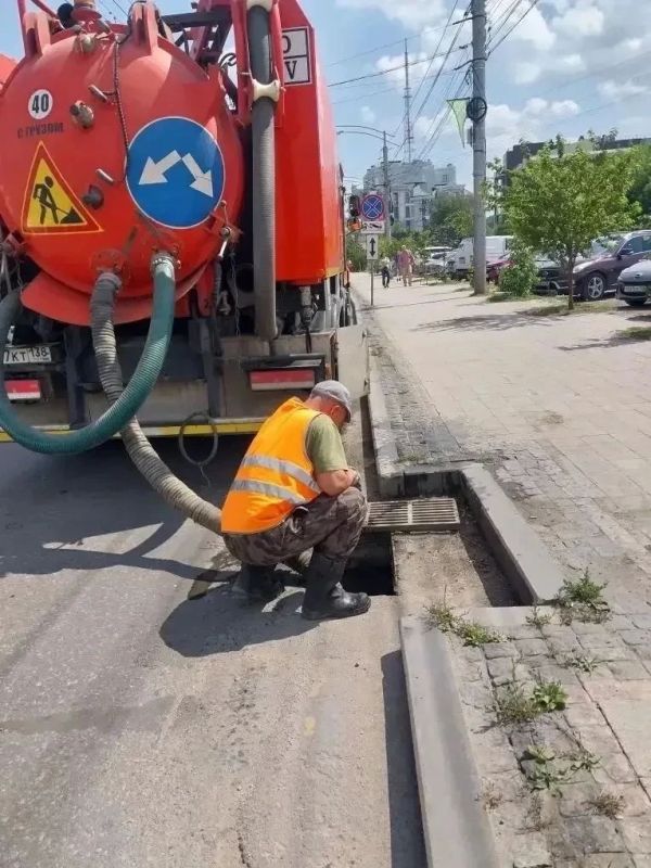 Уборку дорог и тротуаров ежедневно проводят в Иркутске Уборку дорог и тротуаров ежедневно проводят в Иркутске