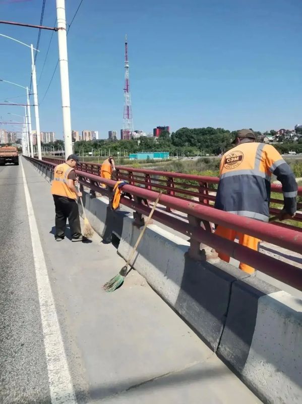 Уборку дорог и тротуаров ежедневно проводят в Иркутске Уборку дорог и тротуаров ежедневно проводят в Иркутске