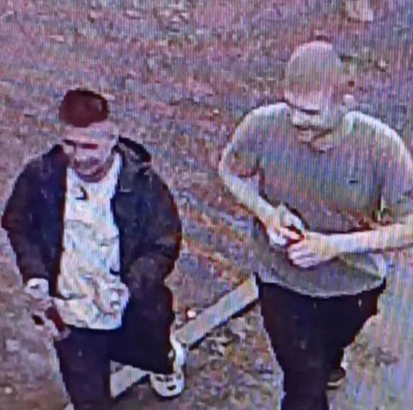 В Братске полицейские устанавливают личности двоих мужчин, которые могут быть причастны к хищению сотового телефона