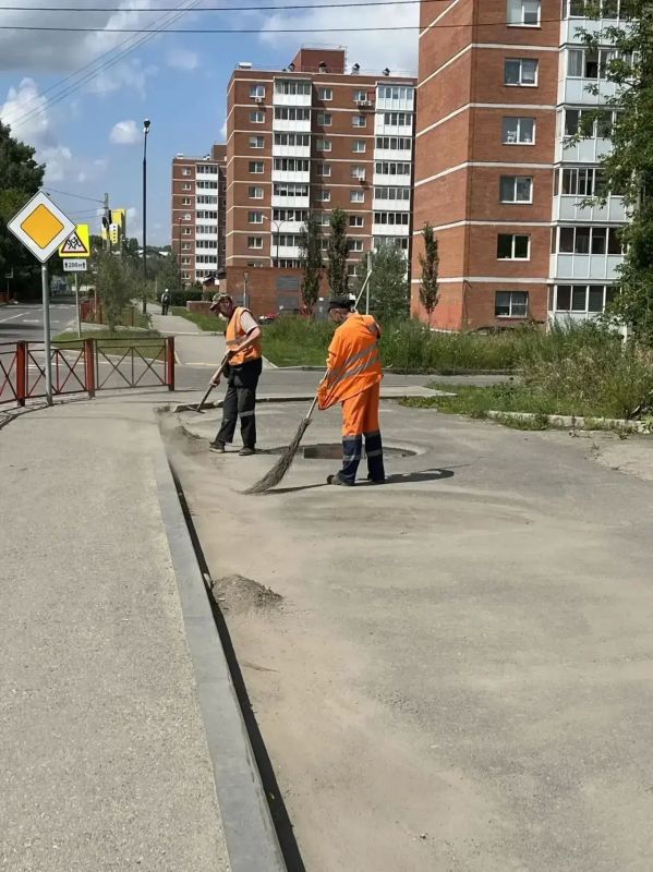 Уборку дорог и тротуаров ежедневно проводят в Иркутске Уборку дорог и тротуаров ежедневно проводят в Иркутске