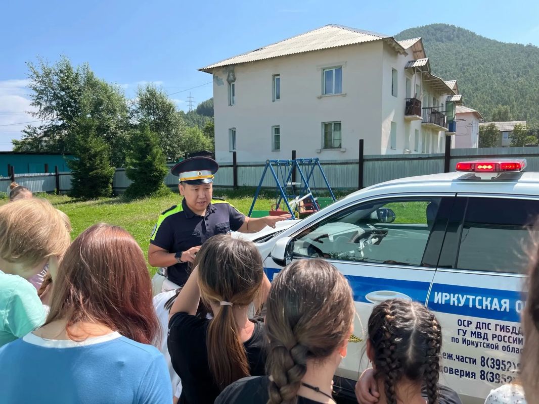 Агитавтобус на Байкале: Госавтоинспекторы начинают агитацию по соблюдению ПДД среди юных участников дорожного движения в Слюдянском районе Агитавтобус на Байкале: Госавтоинспекторы начинают агитацию по соблюдению ПДД среди юных участников дорожного движения в Слюдянском районе