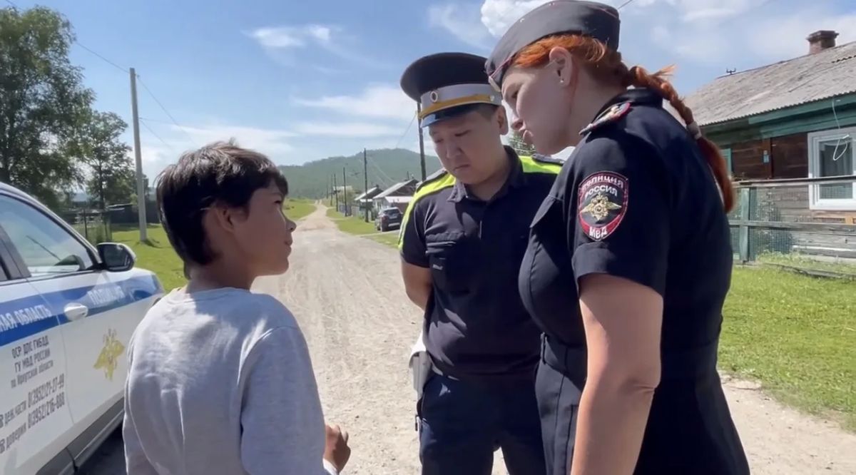 Интерактивную площадку с участием агитавтобуса организовали автоинспекторы на площади у сельского клуба деревни Быстрая Слюдянского района Интерактивную площадку с участием агитавтобуса организовали автоинспекторы на площади у сельского клуба деревни Быстрая Слюдянского района